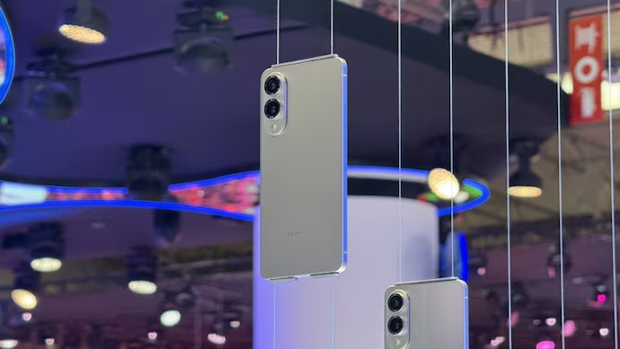  Two Samsung phone display